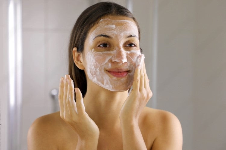 ¿Qué Producto no Puede Faltar en tu Rutina de Limpieza Facial?